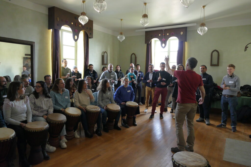 groupe en formation aux percussions africaines