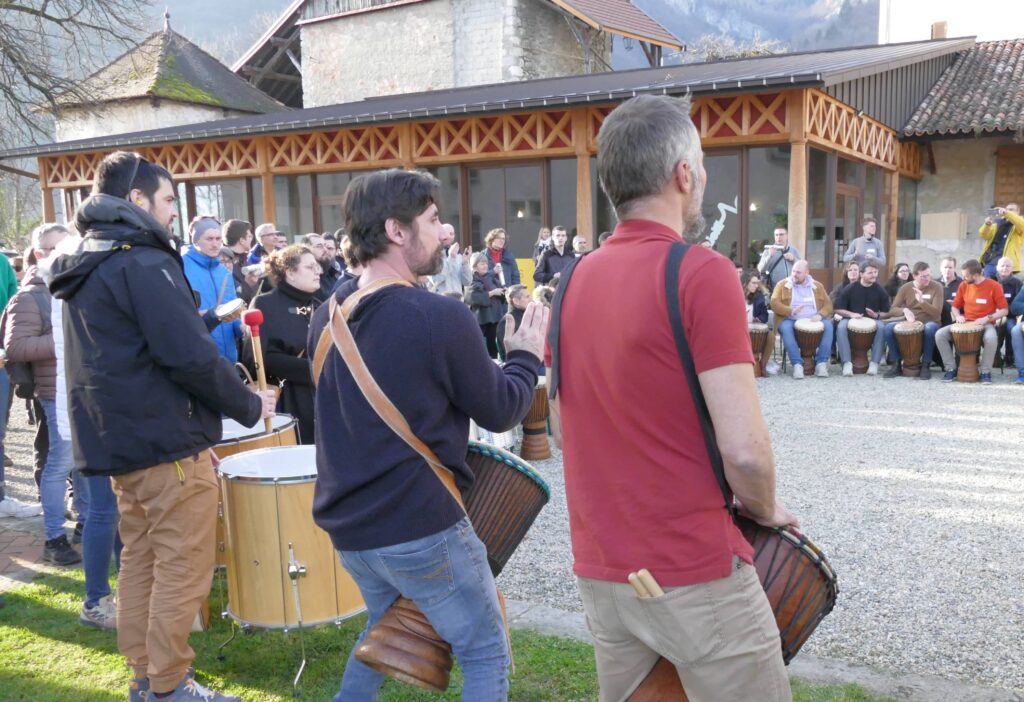 teambuilding percussion en mode drumcircle dans la cour du château