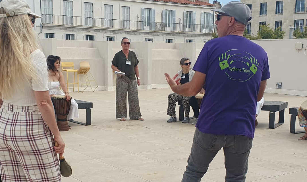team building percussion sur un roof top à Marseille